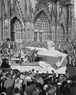Cologne Prints: People Watching a Float in a Parade