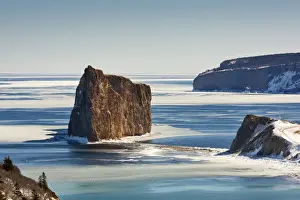 Perce rock, cape Mont-Joli and Bonaventure Island in winterture et le golfe du Saint-Laurent