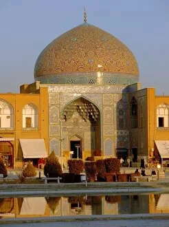 Images Dated 12th February 2007: Persian Islamic architecture of the Sheikh Lotfallah mosque of Isfahan