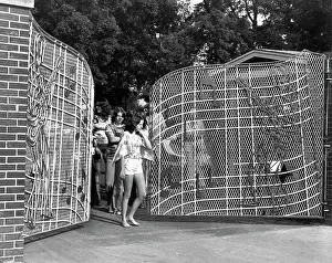 Photo of Elvis Fans 003 leaving Graceland