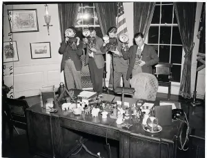Figurine Prints: Photographers at President Roosevelt's Desk