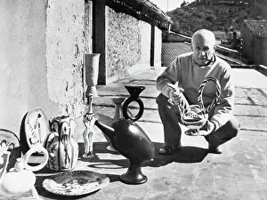 Displaying Prints: Picasso Displayig Sculptured Works