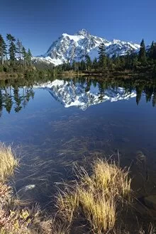 Images Dated 17th October 2013: Picture Lake and Mount Shuksan in the Northern Cascades, Rockport, Washington, United States