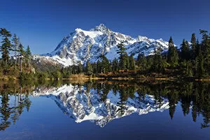 Images Dated 17th October 2013: Picture Lake and Mount Shuksan in the Northern Cascades, Rockport, Washington, United States