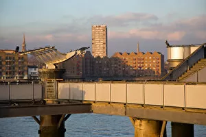 UK Travel Destinations Gallery: A Pier with Birds on the Thames