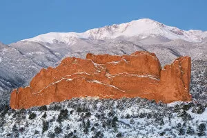 Images Dated 27th March 2016: Pikes Peak and sandstone formation of Garden of the Gods, Colorado Springs, Colorado, USA