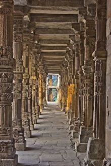 Images Dated 11th November 2012: Pillars at Qutub Minar