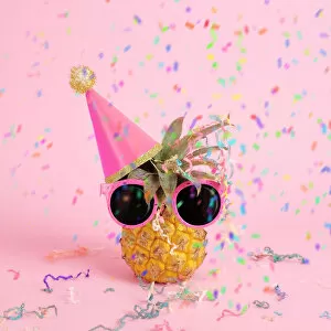 Images Dated 30th May 2017: Pineapple with party hat and confetti