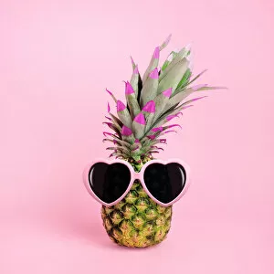 Images Dated 31st May 2017: Pineapple wearing sunglasses