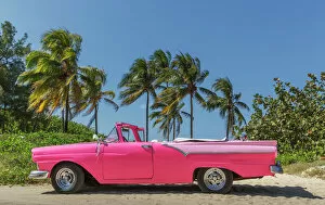 Images Dated 28th May 2015: Pink vintage car on a cuban beach