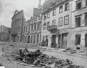 Warsaw Prints: Poles Standing Around Wreckage