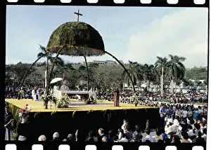 Pope John Paul II gives mass at Plaza de Espana