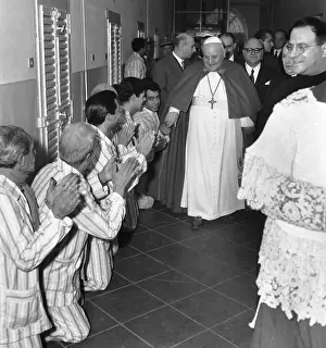 Applauding Prints: Pope Visiting Prisoners