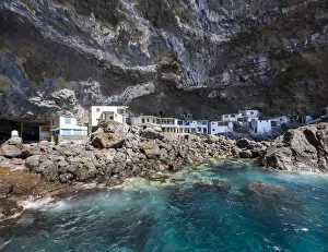 Images Dated 15th April 2014: Poris de Candelaria, houses in a cave, rocky coast on the Camino del Poris, Pirates Cove