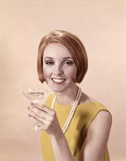 Images Dated 10th February 2006: Portrait of glamorous woman in pearls holding cocktail