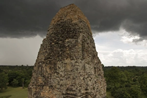 Images Dated 16th July 2006: Pre Rup temple under a stormy sky