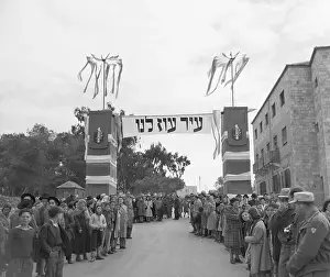 Entering Prints: President Chaim Weizmann Enters City