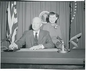 Gettysburg Prints: President and Mrs. Eisenhower Light National Christmas Tree