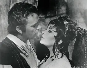 Eagerness Prints: Publicity Photograph of Elizabeth Taylor and Richard Burton