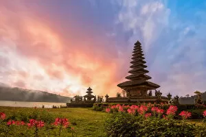 Images Dated 21st October 2015: Pura Ulun Danu Bratan, Hindu temple on Bratan lake, Bali, Indonesia