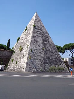 Images Dated 1st January 2011: Pyramid of Cestius, Rome, Italy