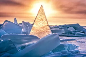 Images Dated 7th March 2017: Pyramid ice in baikal