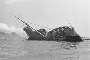 Sinking Prints: The Queen Elizabeth Rotts In Harbor