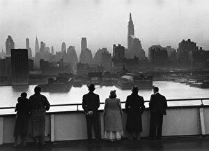 Images Dated 26th May 2015: Queen Mary Passengers view New York Dawn