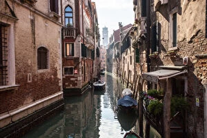Images Dated 28th February 2014: Quiet Venetian canal