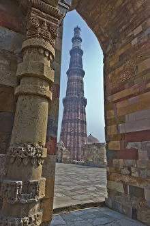 Images Dated 11th November 2015: Qutub Minar with pillar