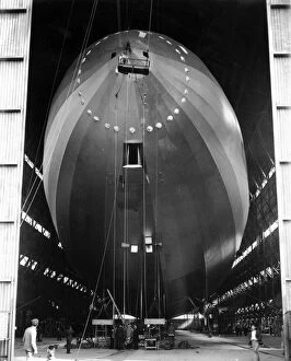 Historical Central Press Art Prints Gallery: R-101 Airship in a hangar at Cardington, Bedfordshire