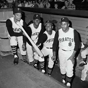 R. Clemente & 3 Pirates Posing In Dugout
