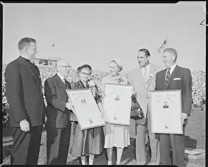 Widow Prints: Recipients of Football Hall of Fame Awards on Field