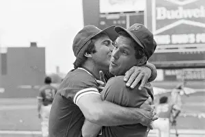 Reds Johnny Bench Kissing Mets Tom Seaver