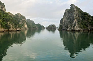 Images Dated 8th May 2013: Reflection of karst islands in Bai Tu Long Bay