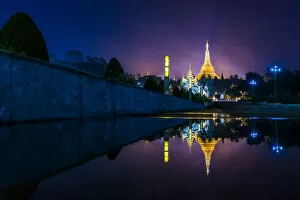 Images Dated 21st December 2013: The reflection of Shwedagon pagoda