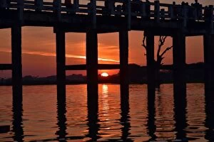 Images Dated 2nd February 2016: reflection sky on u bein bridge sunset asia