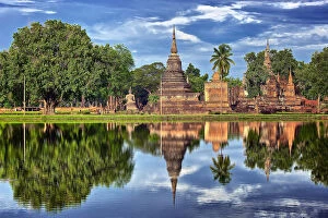 Images Dated 25th June 2012: Reflections of Wat Mahathat, Sukhothai, Thailand