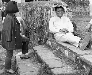 Richard Burton With Newspaper On His Head While Chatting With Elizabeth Taylor