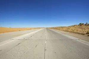 Images Dated 27th September 2013: Road in the Kyzyl Kum desert, Uzbekistan