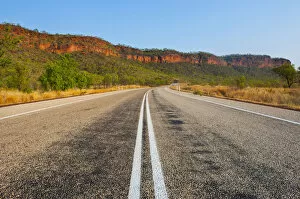 Images Dated 2nd October 2008: Road, red cliffs, Northern Territory, Australia