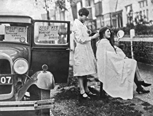 Images Dated 22nd January 2011: Roadside Beauty Parlour