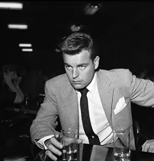 Leaf 4 1 13 Prints: Robert Wagner At Movie Premiere