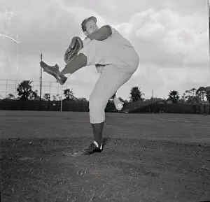 Robin Roberts Raising Leg up to Pitch
