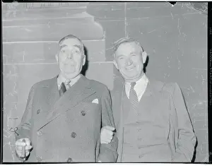 Irvins Prints: Will Rogers Standing Next to Irvin Cobb