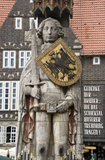 Images Dated 7th July 2015: Roland of Bremen, historical houses at the market square, downtown, Bremen, Germany