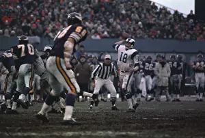Roman Gabriel Passing to Les Johnson