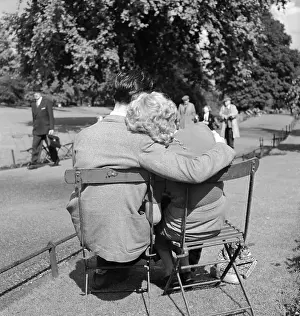 M Rom Cour Prints: Romantic Couple