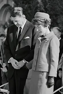 Sacramento Prints: Ronald and Nancy Reagan Bowing Their Heads