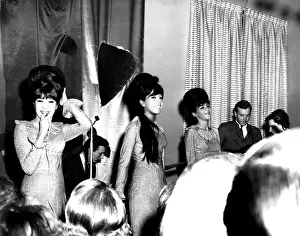 Ronettes Performing